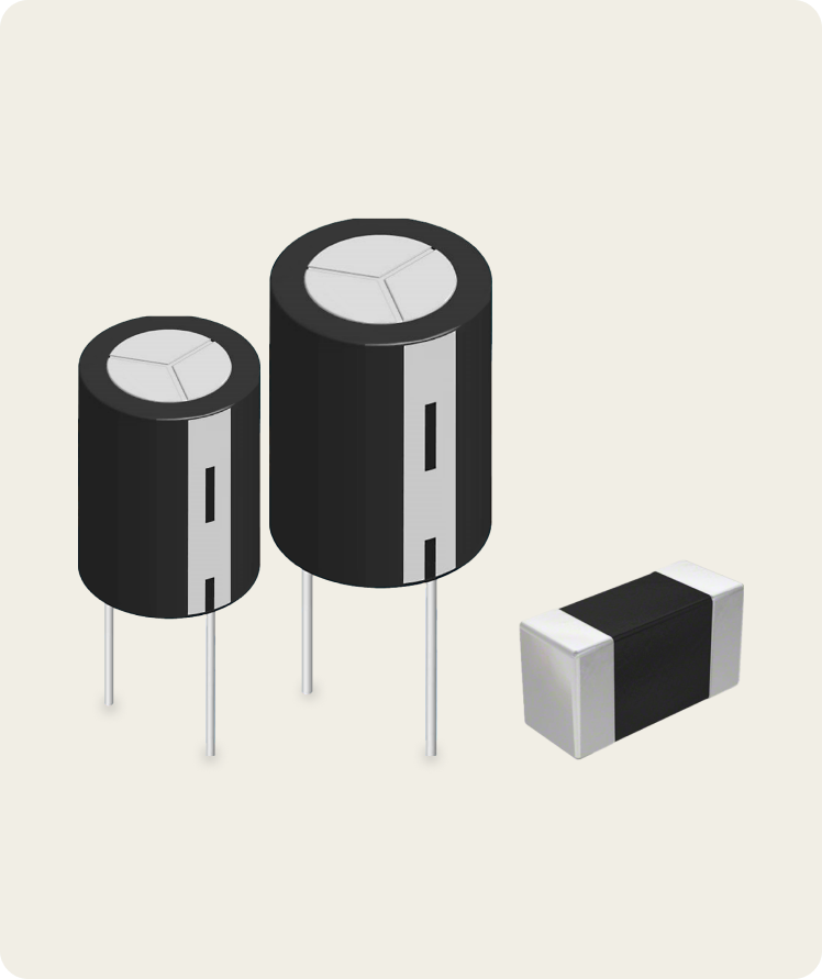 Drei Kondensatoren verschiedener Art nebeneinander gereiht. Elektrolytkondensator. Keramikkondensator und andere. Passive Bauteile.