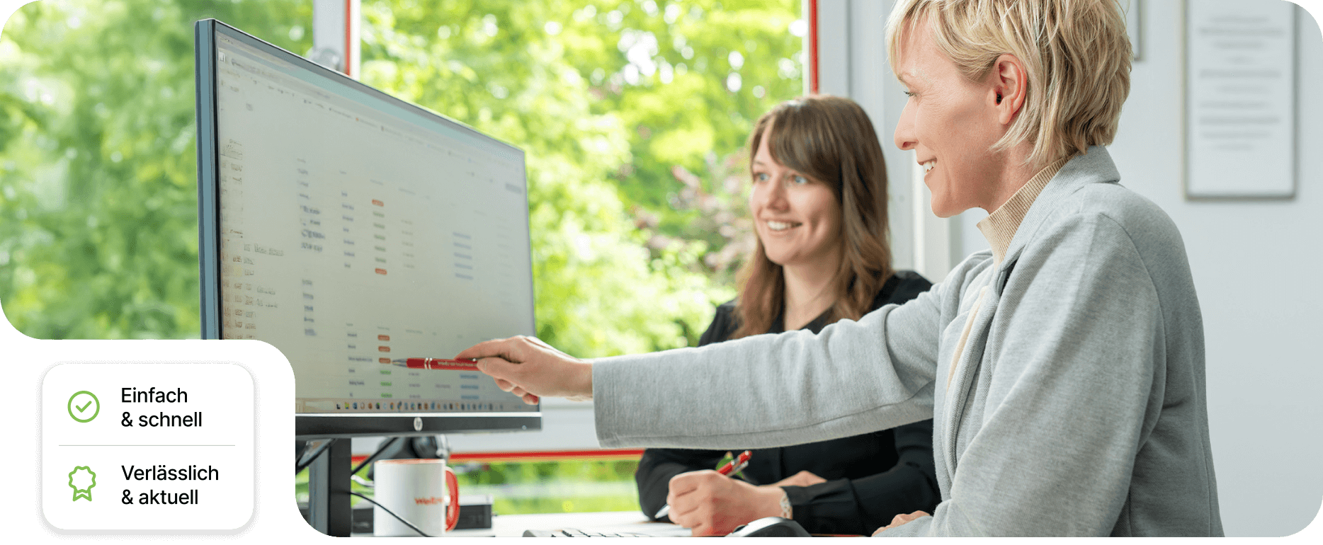 Zwei Frauen sitzen vor PC und nutzen E-Procurement Tools für einen effizienten Anfrageprozess für Preis und Verfügbarkeit von Bauteilen. E-Procurement von Weltron